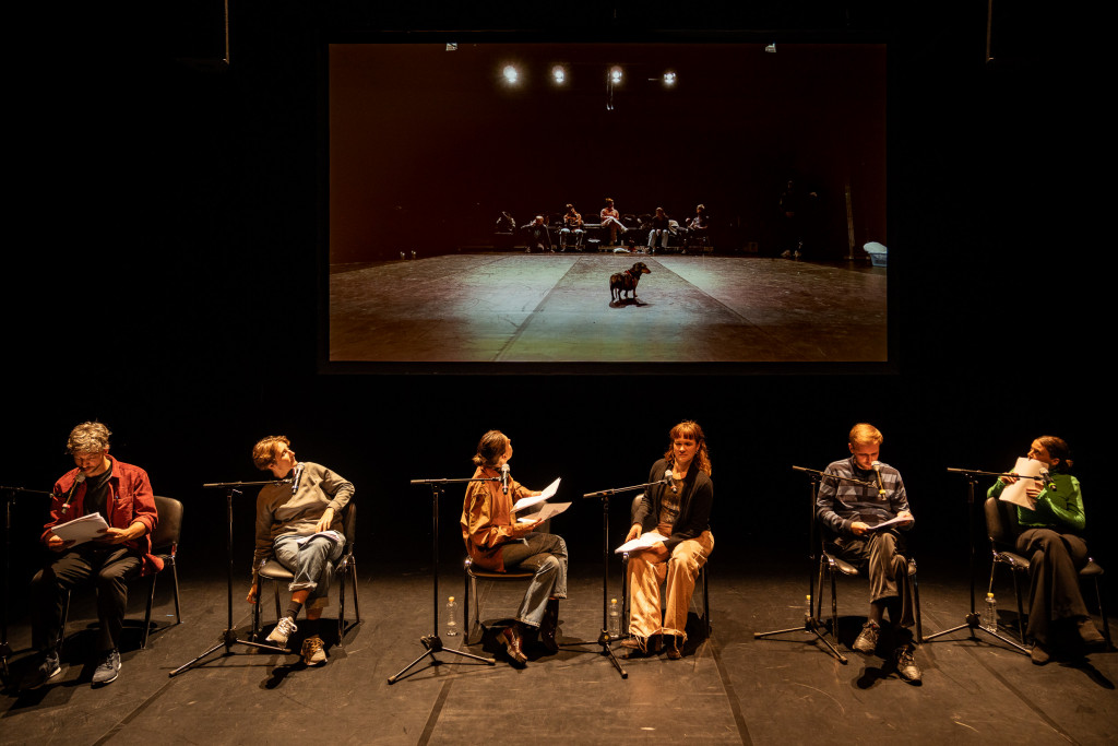 Die Hundekot-Attacke von Walter Bart und Ensemble / Foto: Joachim Dette