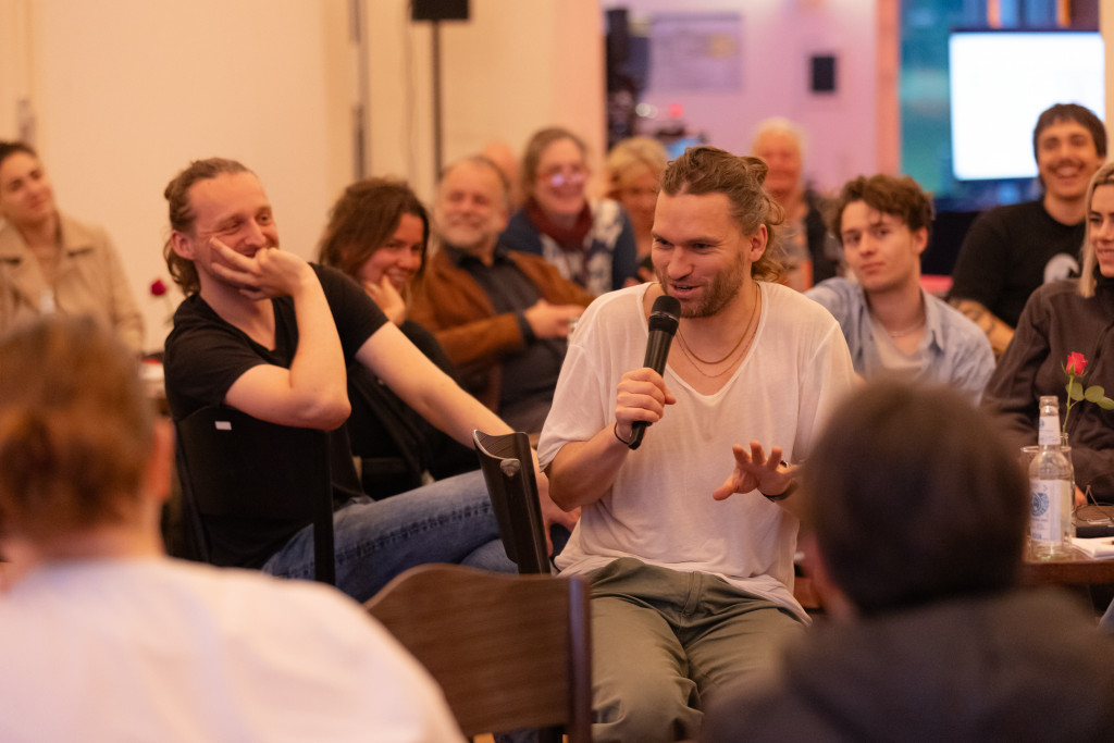 Thomas Köck (Mitte) und Anton August Dudda (links) im Gespräch nach der Urlesung von Szenen für Morgen 2024 / Foto: Daniela Motzkus