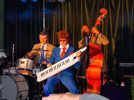 Helge Schneider bei der Eröffnung der „Stücke 2005“ in der Mülheimer Stadthalle / Foto: Walter Schernstein