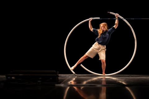 Cyr Wheel Artistin Fenja Barteldres 