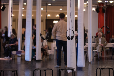 Textschleifen im Foyer der Mülheimer Theatertage - jetzt können Uraufführungen und Texte für die 50. Ausgabe des Festivals eingereicht werden / Foto: Daniela Motzkus
