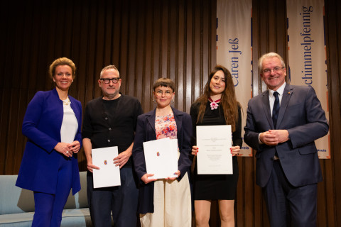 Ina Brandes, Ministerin für Kultur und Wissenschaft des Landes Nordrhein-Westfalen (links) und Marc Buchholz, Oberbürgermeister der Stadt Mülheim an der Ruhr (rechts), überreichten den Preisträger*innen des Vorjahres ihre Urkunden. / Foto: Daniela Motzkus