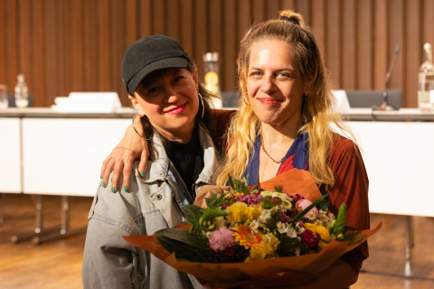 Preisträgerin Sivan Ben Yishai (rechts) und Ewe Benbenek nach der Jurydebatte / Foto: Daniela Motzkus