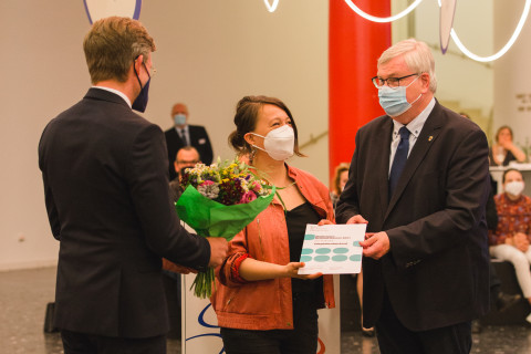 Bürgermeister Markus Püll (r.) und Staatssekretär Dr. Dirk Günnewig (l.) überreichen den Mülheimer Dramatikpreis 2021 an Ewe Benbenek. / Foto: Daniela Motzkus