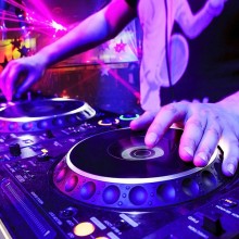 DJ an den Turntables DJ an den Turntables