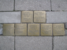 Ein Foto von Stolpersteinen in Oberhausen. Rundgang im Rahmen von "1700 Jahre jüdisches Leben in Deutschland"
