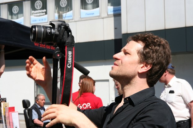 Videojournalist Alexander J. Viktorin hinter der Kamera / Foto: Pia Soldan