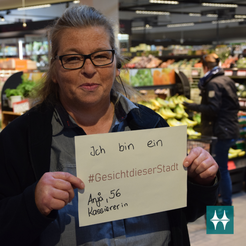 Anja: Kassiererin in einem Supermarkt in Saarn - Ein Gesicht dieser Stadt