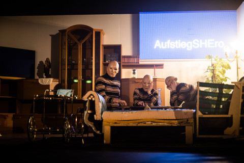 „Tragödienbastard“ in der Uraufführungsinszenierung am Schauspielhaus Wien. Foto: Matthias Heschl