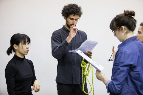 Silvia Ehnis (rechts) im Gespräch mit den Performern (Foto von Robin Junicke).