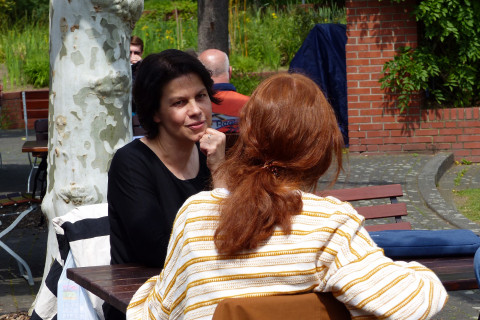 Festivalleiterin Stephanie Steinberg im Gespräch. / Foto: Katrin Schlömer